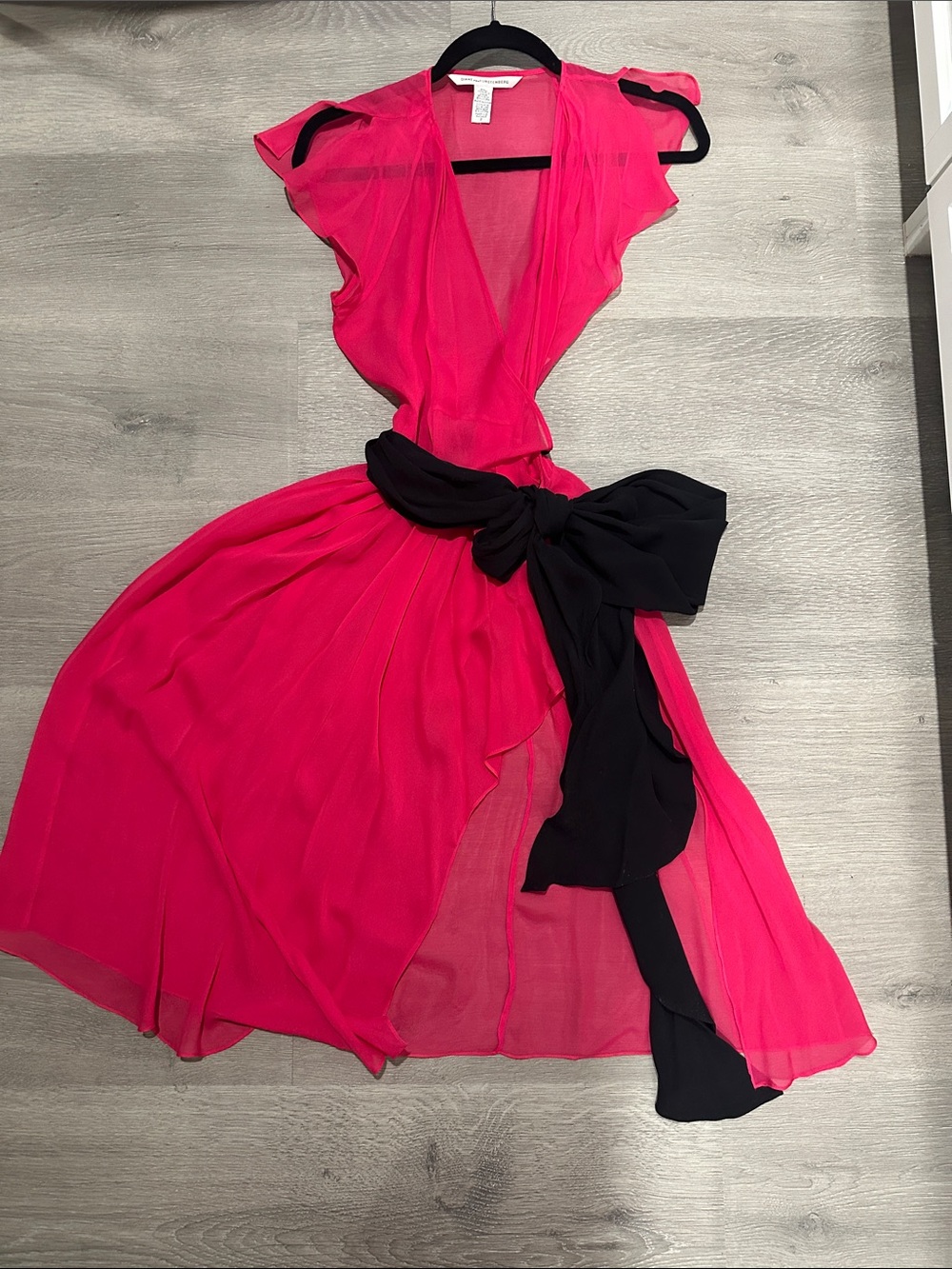 Diane Von Furstenberg Hot Pink Midi classic wrap Dress with Black Sash 95% silk
